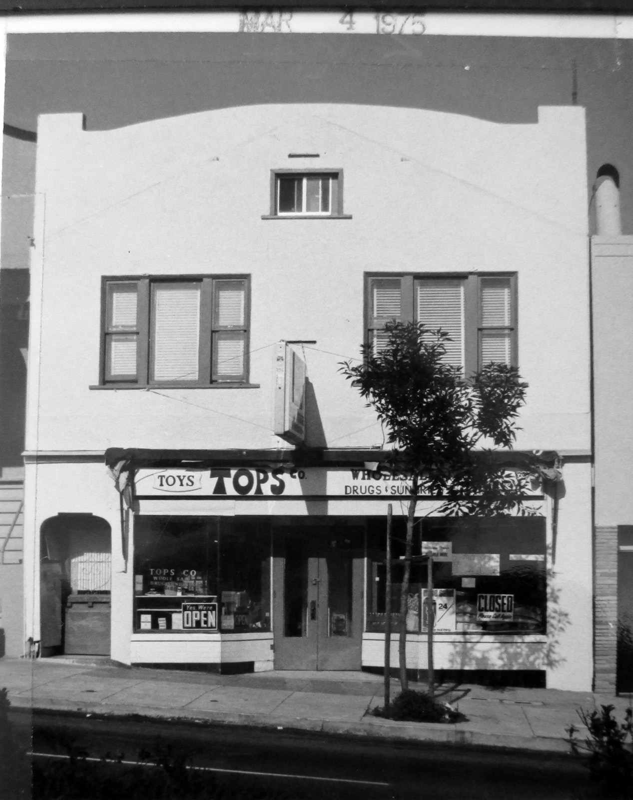 570 Monterey in 1975, when it was a sundries shop. San Francisco Office